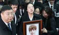 Lễ đưa tang Jong Hyun (SHINee): Chị gái, sao Kpop khóc cạn nước mắt