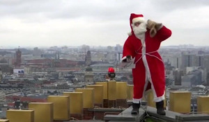 Video: Ông già Noel đu dây trao quà như điệp viên 007