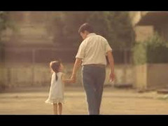 Xúc động với hình ảnh bố vội lau nước mắt khi tiễn con đi học xa nhà