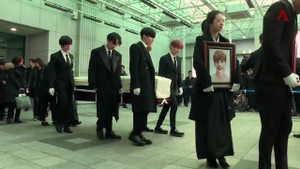 Clip: Gia đình, bạn bè nghẹn ngào tiễn biệt linh cữu Jonghyun