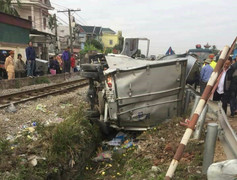 Xe tải cố tình vượt đường ray bị tàu hỏa đâm biến dạng