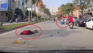 Clip: Bưng tô phở sang đường, bị xe máy phóng như bay tông ngã gục