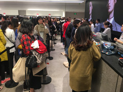 Zara Việt Nam ‘thất thủ’ ngày giảm giá: Xếp hàng cả tiếng chỉ để thanh toán