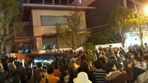 Hai xe công an chở người và đồ vật rời nhà ông Vũ 'nhôm' ở Đà Nẵng