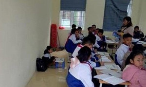 Quên đeo khăn đỏ, nam sinh bị phạt ngồi học dưới nền nhà