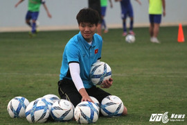 Vừa gọi bổ sung, HLV Park Hang Seo lại gạch tên Phí Minh Long