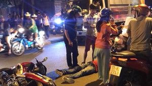 Ô tô gây tai nạn thản nhiên bỏ chạy để mặc người đàn ông bất tỉnh