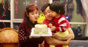 Tự Long hạnh phúc bên vợ đẹp, con xinh khi đón tuổi 44