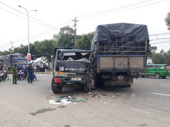 Hai xe tải tông nhau, lái xe mắc kẹt trong ca bin