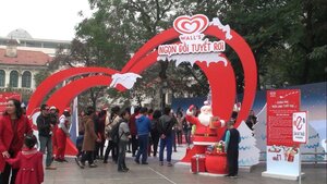 Hàng trăm người nô nức selfie trong ‘ngọn đồi tuyết rơi’ đẹp như châu Âu ở Hà Nội