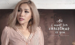 Khả Như hạnh phúc đón Giang sinh bên cún cưng