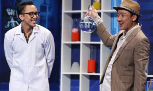 Trấn Thành mắng La Quốc Hùng ‘dốt như bò’, thẳng tay cầm dép đánh trên sân khấu