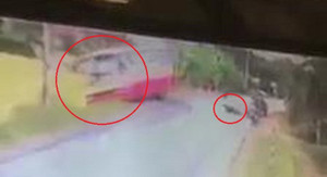 Clip: Khoảnh khắc tránh xe máy, xe buýt lật xuống ruộng khiến 20 người thương vong