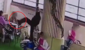 Clip: Bị chê hôi chân, thầy giáo Trung Quốc bắt nữ sinh ngửi chân gây phẫn nộ