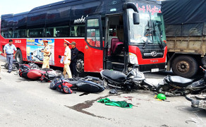 Xe khách 'lùa' hàng loạt xe máy vào gầm, 3 người nguy kịch