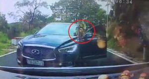 Clip: Ô tô hạng sang vượt ẩu trên đèo còn chỉ tay dằn mặt người khác
