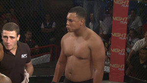 Võ sĩ mất kiểm soát, vật trọng tài, quyết hạ gục đối thủ