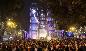 Video: Bãi trông xe quanh phố đi bộ Hà Nội ‘vỡ trận’ đêm Noel