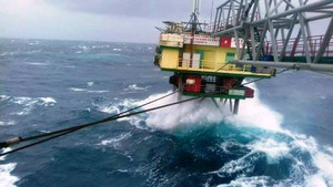 Video: Nhà giàn DK1 chống chọi sóng biển khủng khiếp trong bão số 16