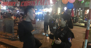 Nữ cảnh sát cơ động tươi cười, làm việc xuyên đêm Noel