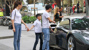 Cường Đô la công khai đưa bạn gái đi chơi cùng con trai Subeo bằng siêu xe