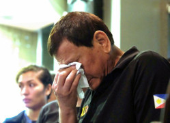 Tổng thống Philippines ôm mặt khóc khi nghe tin nạn nhân vụ cháy trung tâm thương mại