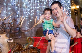 Video, ảnh: Người Sài Gòn đổ xô đến nhà Đàm Vĩnh Hưng chơi đêm Noel