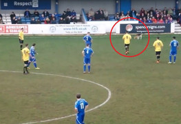 Khoảnh khắc hài hước nhất 2017: Chó phá đám trận đấu, thủ môn cứu thua như siêu nhân