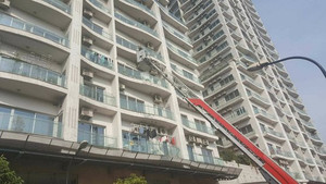 Hà Nội: Cháy tầng 27 chung cư cao cấp, xe thang dài hàng chục mét đưa người mắc kẹt ra ngoài