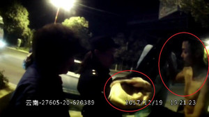 Clip: Cảnh sát cởi trần lấy áo ủ ấm bé sơ sinh bị bỏ rơi giữa đêm lạnh 0°C