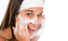 Da sần sùi, thâm xỉn vì thường xuyên trang điểm mà không biết bí quyết chăm sóc này