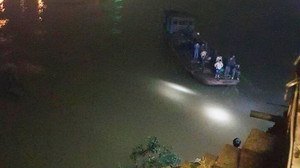 Ô tô lao xuống sông lúc nửa đêm, 2 cán bộ bệnh viện Đa khoa Yên Bái thiệt mạng