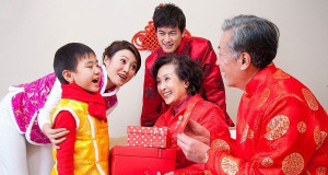 Chị em xôn xao câu hỏi: 'Mừng tuổi cho bố mẹ chồng bao nhiêu là đủ?'