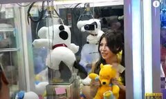 Video: Công ty Đài Loan cho người mẫu mặc bikini trong máy gắp thú để hút khách