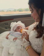 Con gái 1 tháng tuổi làm 'phù dâu' cho mẹ trong ngày cưới