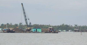 Lên tàu kiểm tra, 3 cán bộ bị cát tặc đẩy xuống sông