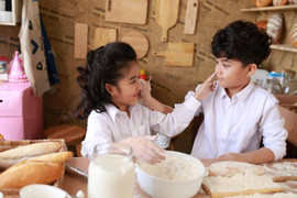 Bộ ảnh vào bếp cùng siêu mẫu nhí khiến dân mạng không tiếc lời khen ngợi