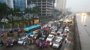 Video: Hà Nội ùn tắc nặng, xe cộ nhích từng mét trong mưa rét
