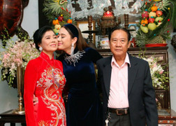 Lâm Khánh Chi tình cảm hôn mẹ ruột trong lễ xuất giá