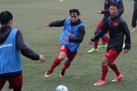 HLV Park Hang Seo treo thưởng nước ngọt, U23 Việt Nam căng mình dầm mưa đấu tập