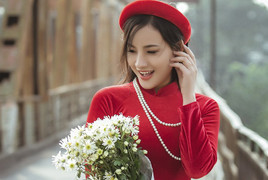 ‘Bản sao’ Angela Phương Trinh khoe sắc trong bộ ảnh rực rỡ bên cầu Long Biên