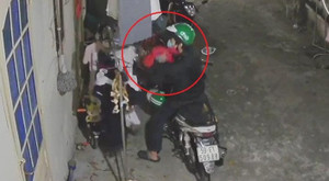 Clip: Kẻ biến thái đội mũ Grabbike trộm đồ lót nữ trong khu trọ ở Sài Gòn