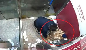 Clip người đàn ông đắp chăn cho cụ già ăn xin giữa đêm đông lay động dân mạng