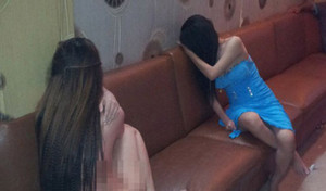 Bắt quả tang gần 10 nữ tiếp viên khỏa thân tiếp bia tại phòng karaoke