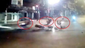 Clip: Xe máy phóng như tên lửa, tông bay 2 xe máy vượt đèn đỏ đêm Noel