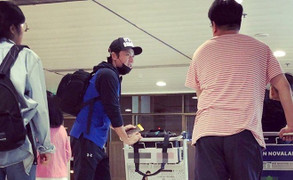 Jang Dong Gun mặc giản dị khi tới sân bay Phú Quốc