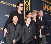 Bị cha mẹ bỏ rơi, một bước thành cậu ấm, cô chiêu nhờ được các ngôi sao nổi tiếng nhận nuôi