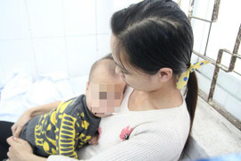 Bị nhiễm lạnh, bé gái lở loét khắp mặt vì mẹ tự chữa bằng thuốc Nam