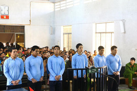 Chuốc bạn gái say, nhóm thanh niên thay nhau hãm hiếp