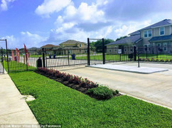 Bố phát hoảng khi phát hiện con trai quan hệ với cô giáo trong xe